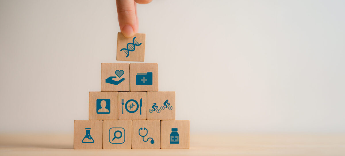 Pyramide aus Bausteinen