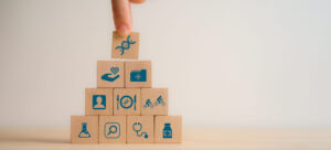 Pyramide aus Bausteinen